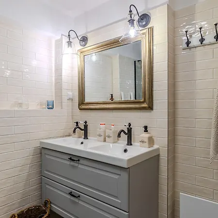 Apartment Balchill House With Sauna And Jacuzzi - Happy